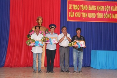 Khen thưởng 2 anh em kịp thời báo tin cầu Ghềnh sập