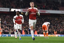 10 cầu thủ Arsenal bảo vệ được chiến thắng trước Blackpool