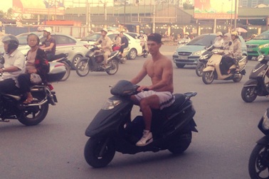 Ô tô, xe máy “tấp nập” vượt đèn đỏ giữa Thủ đô