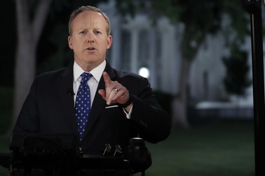 Thư ký Nhà Trắng lánh mặt phóng viên sau tin sốc sa thải Giám đốc FBI