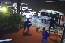 Khoảnh khắc đất đá dội xuống 5 ô tô, 7 người thoát chết trong gang tấc