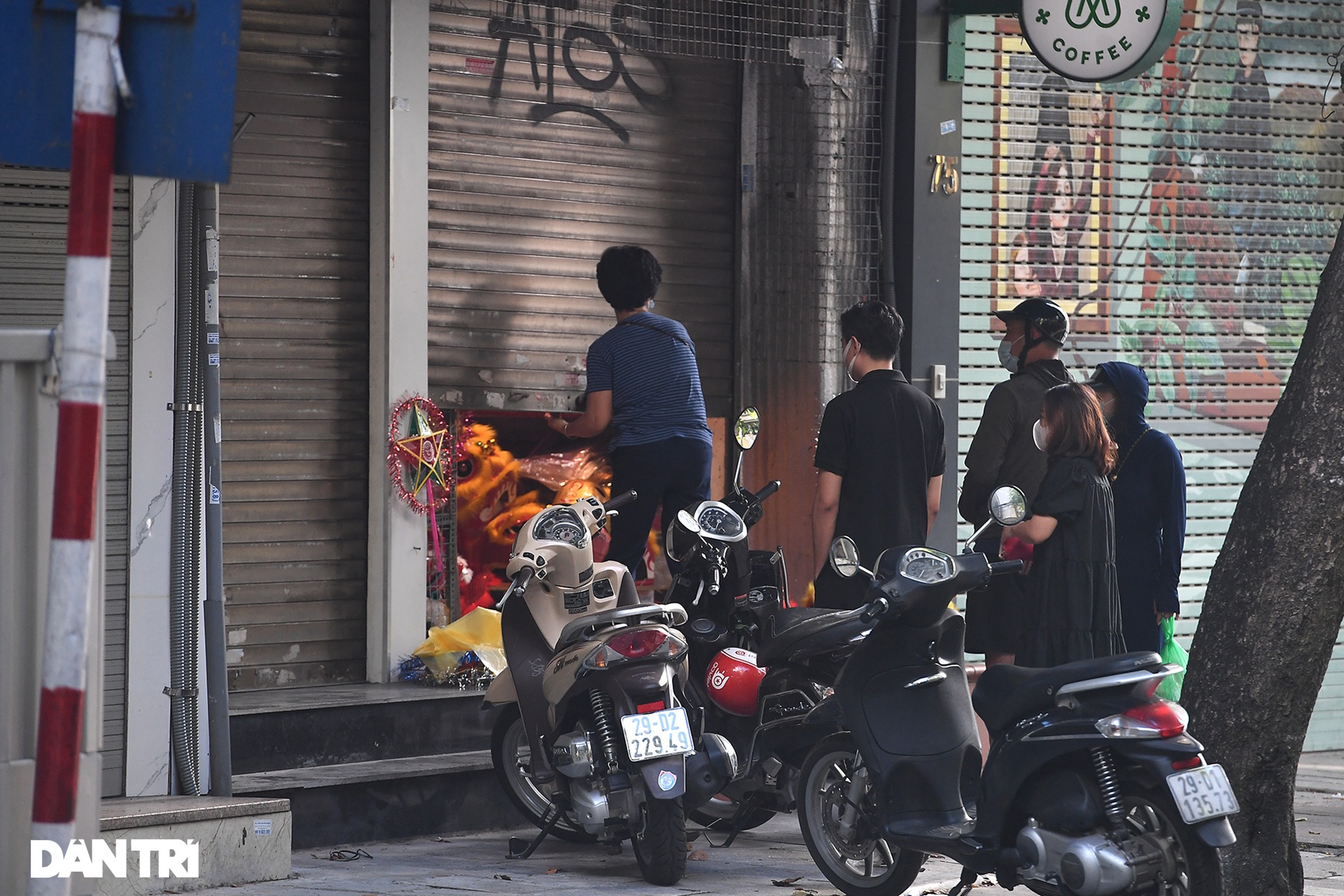 Muôn kiểu cửa khép hờ bán đồ chơi Trung thu ở Hàng Mã - 10 Muôn kiểu cửa khép hờ bán đồ chơi Trung thu ở Hàng Mã - 10