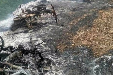 Ba xe máy để cạnh rừng keo bị cháy rụi