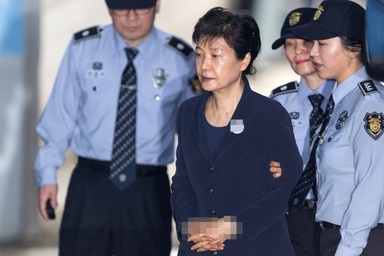 Cựu Tổng thống Hàn Quốc nói gì trong ngày đầu hầu tòa?