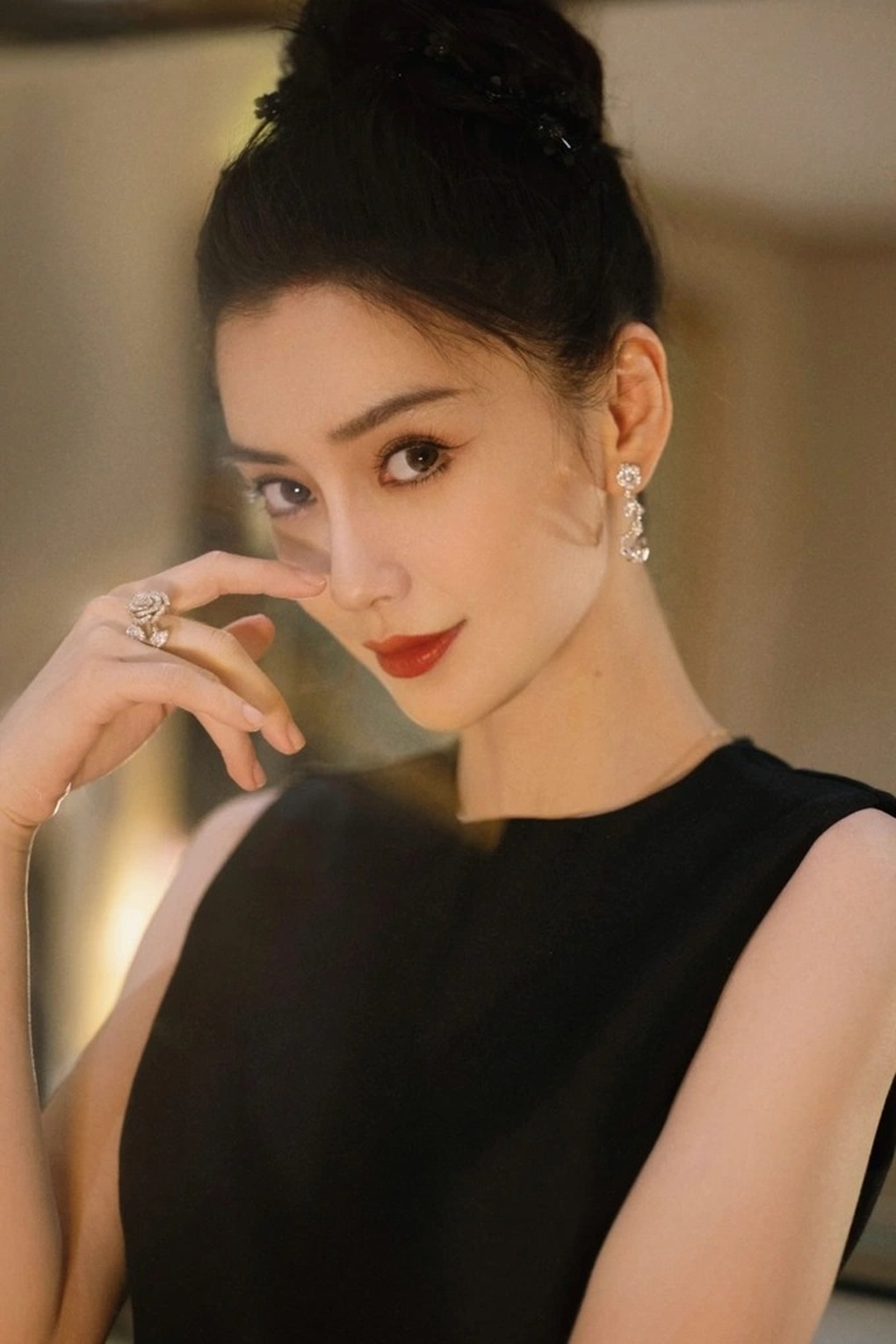 Một năm sau khi ly hôn Huỳnh Hiểu Minh, Angelababy sống thế nào? - 1