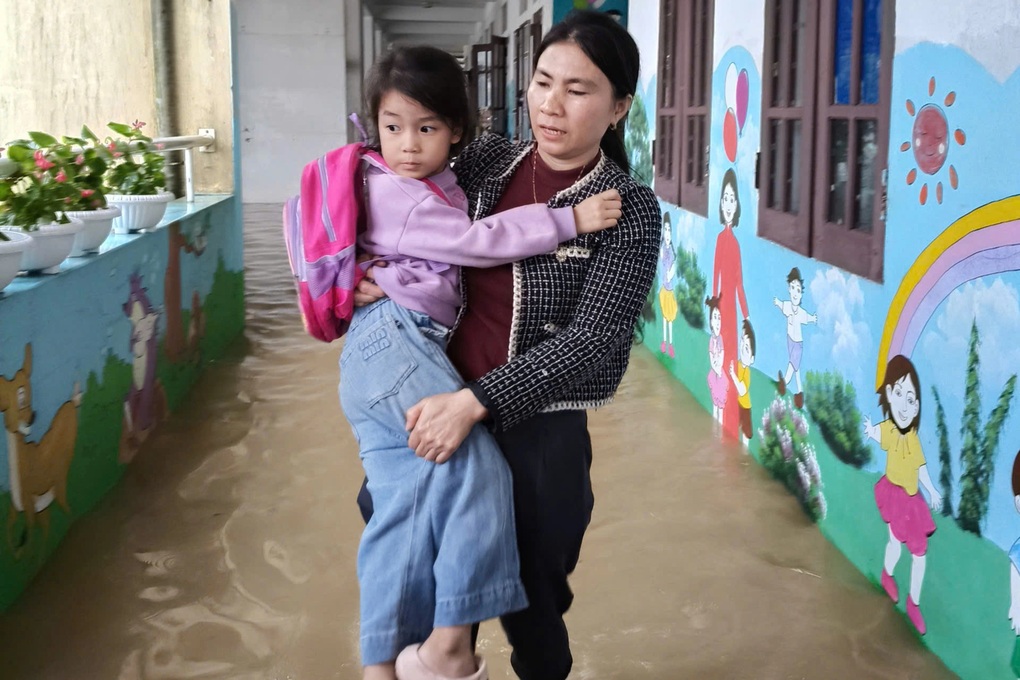 Phụ huynh dùng xe tải, thuyền thúng chở con về nhà giữa mưa lớn - 1 Phụ huynh dùng xe tải, thuyền thúng chở con về nhà giữa mưa lớn - 1