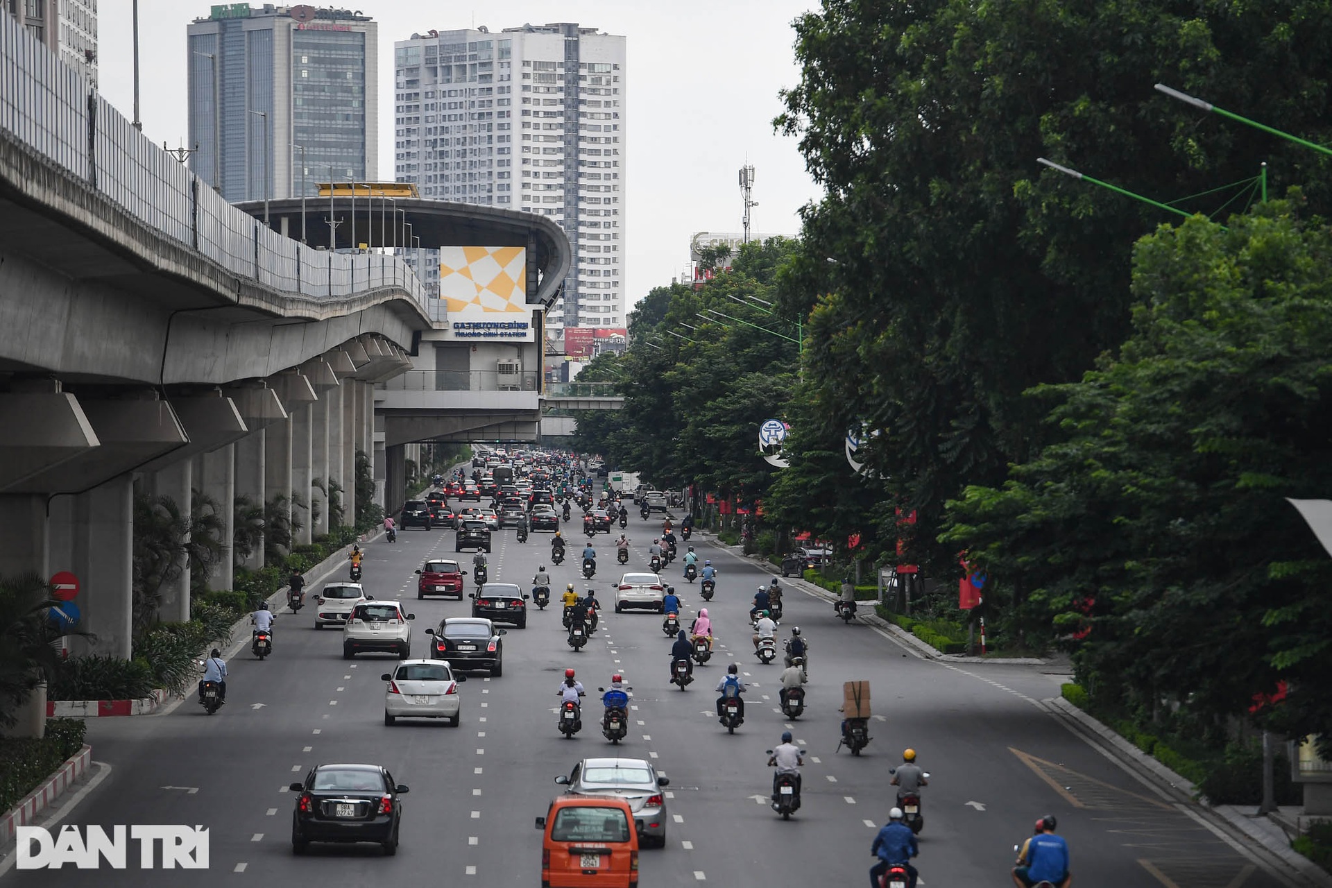 Đường phố Hà Nội bất ngờ đông đúc trở lại - 14 Đường phố Hà Nội bất ngờ đông đúc trở lại - 14