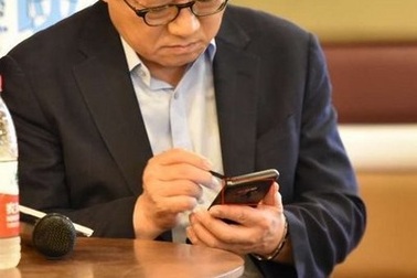 “Bắt quả tang” CEO Samsung sử dụng Galaxy Note 9 tại nơi công cộng