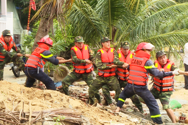 200 chiến sĩ vật lộn với dòng nước lũ, trục vớt tàu cá