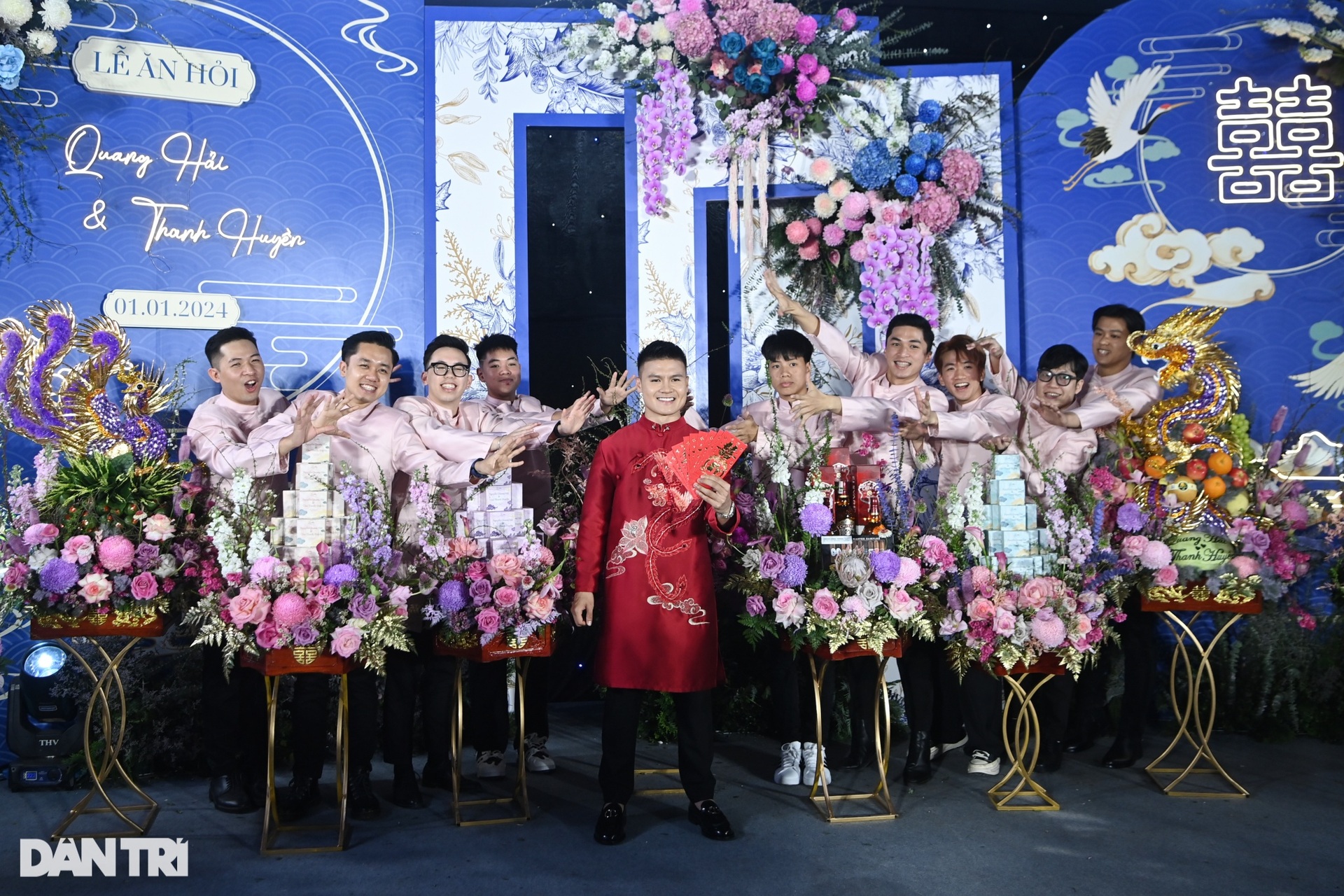 Cử chỉ tình cảm, ấm áp của Quang Hải trong lễ ăn hỏi để đời - 7 Cử chỉ tình cảm, ấm áp của Quang Hải trong lễ ăn hỏi để đời - 7