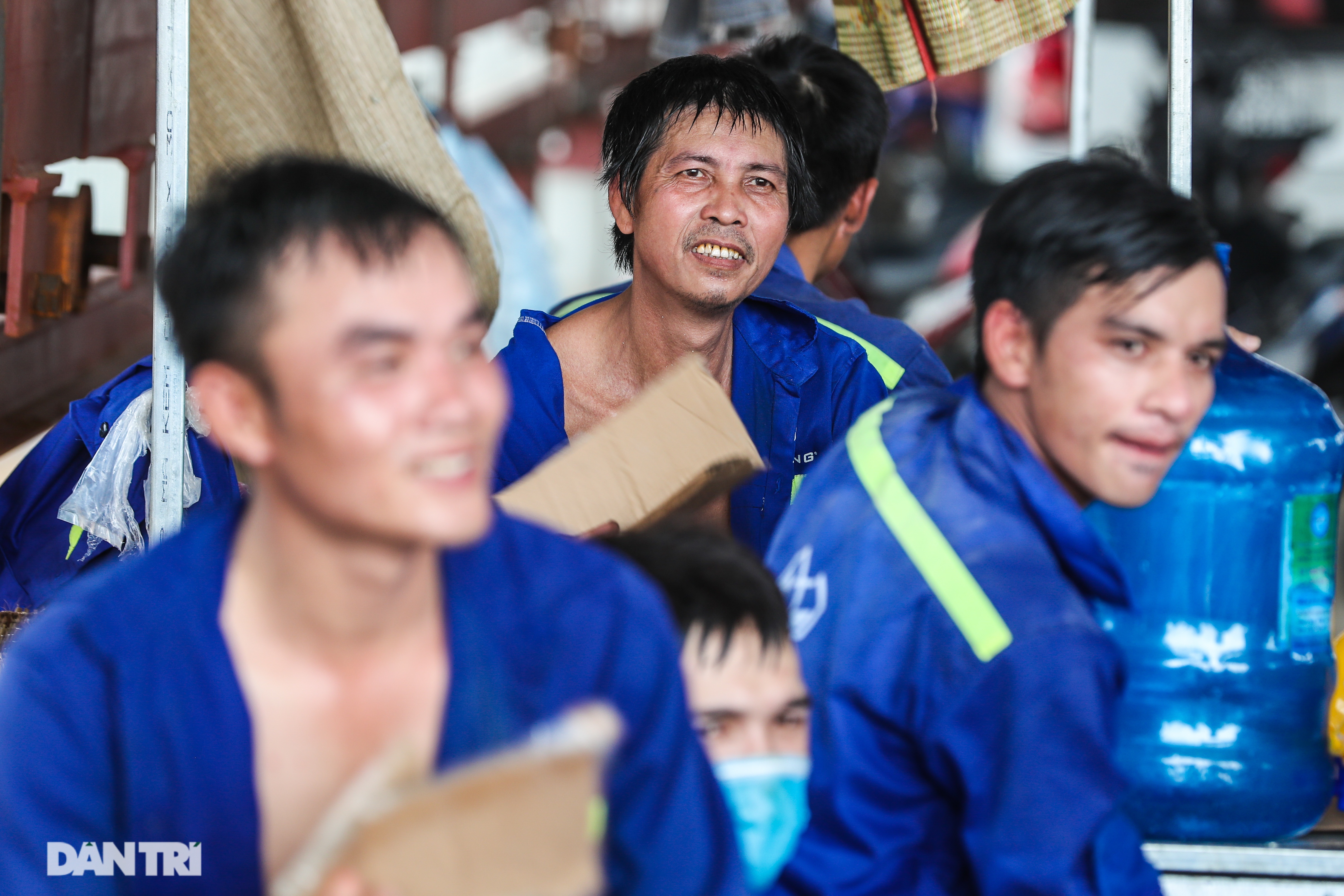 Đổ bê tông siêu tính năng, hàn hàng triệu đinh neo lên mặt cầu Thăng Long - 16 Đổ bê tông siêu tính năng, hàn hàng triệu đinh neo lên mặt cầu Thăng Long - 16