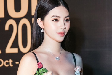 Hoa hậu “Hội con nhà giàu” diện đồ tiền tỷ, khoe phong cách gợi cảm trên thảm đỏ