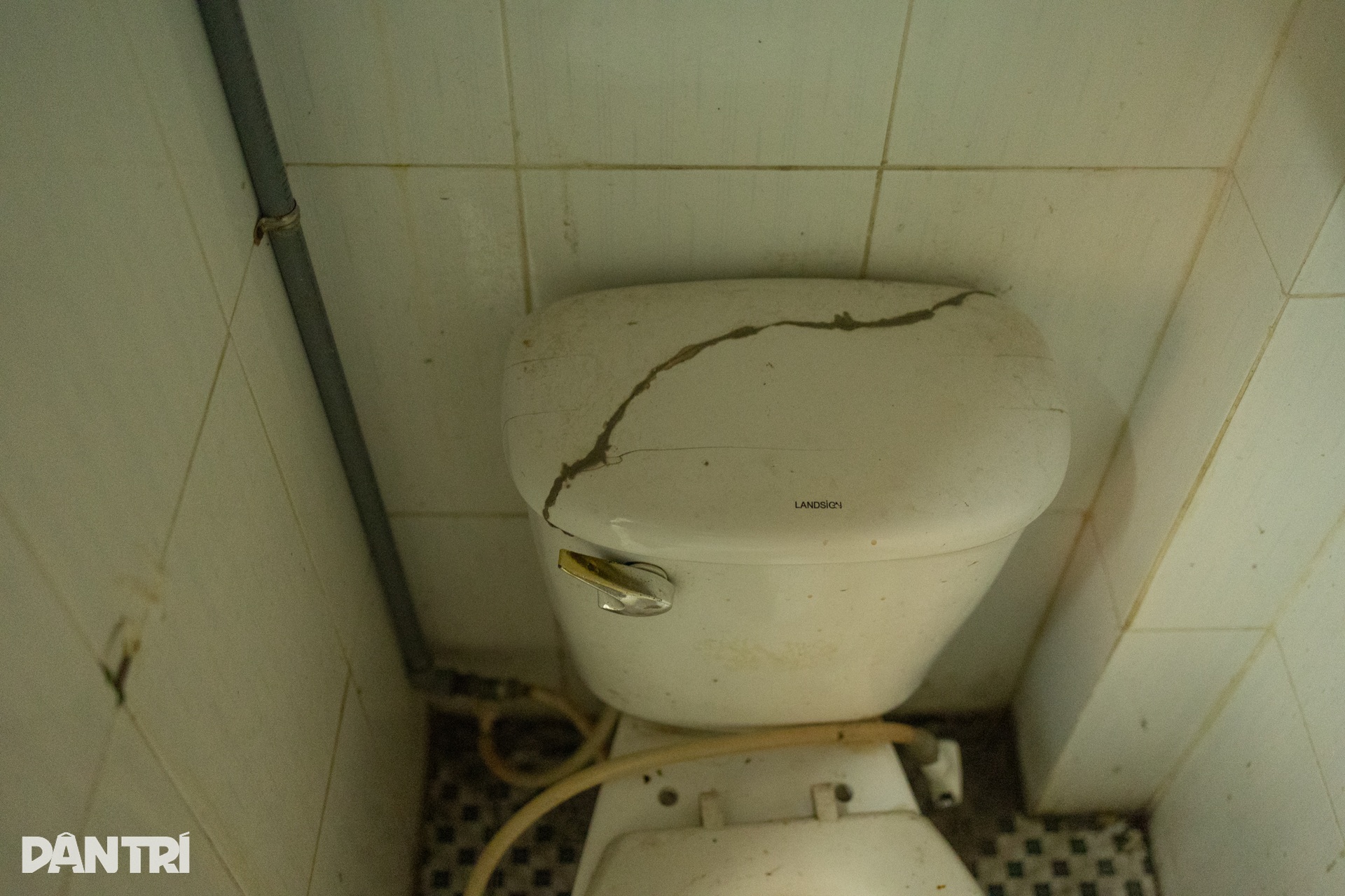 Khách dọa đánh, công khai chích ma túy trong nhà vệ sinh công cộng ở TPHCM - 6 Khách dọa đánh, công khai chích ma túy trong nhà vệ sinh công cộng ở TPHCM - 6