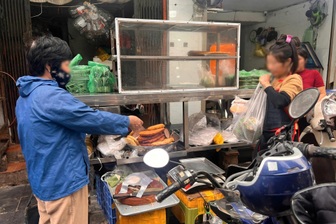 Vụ giò chả chứa hàn the ở Hà Nội: Cửa hàng vẫn mở cửa, có khách mua