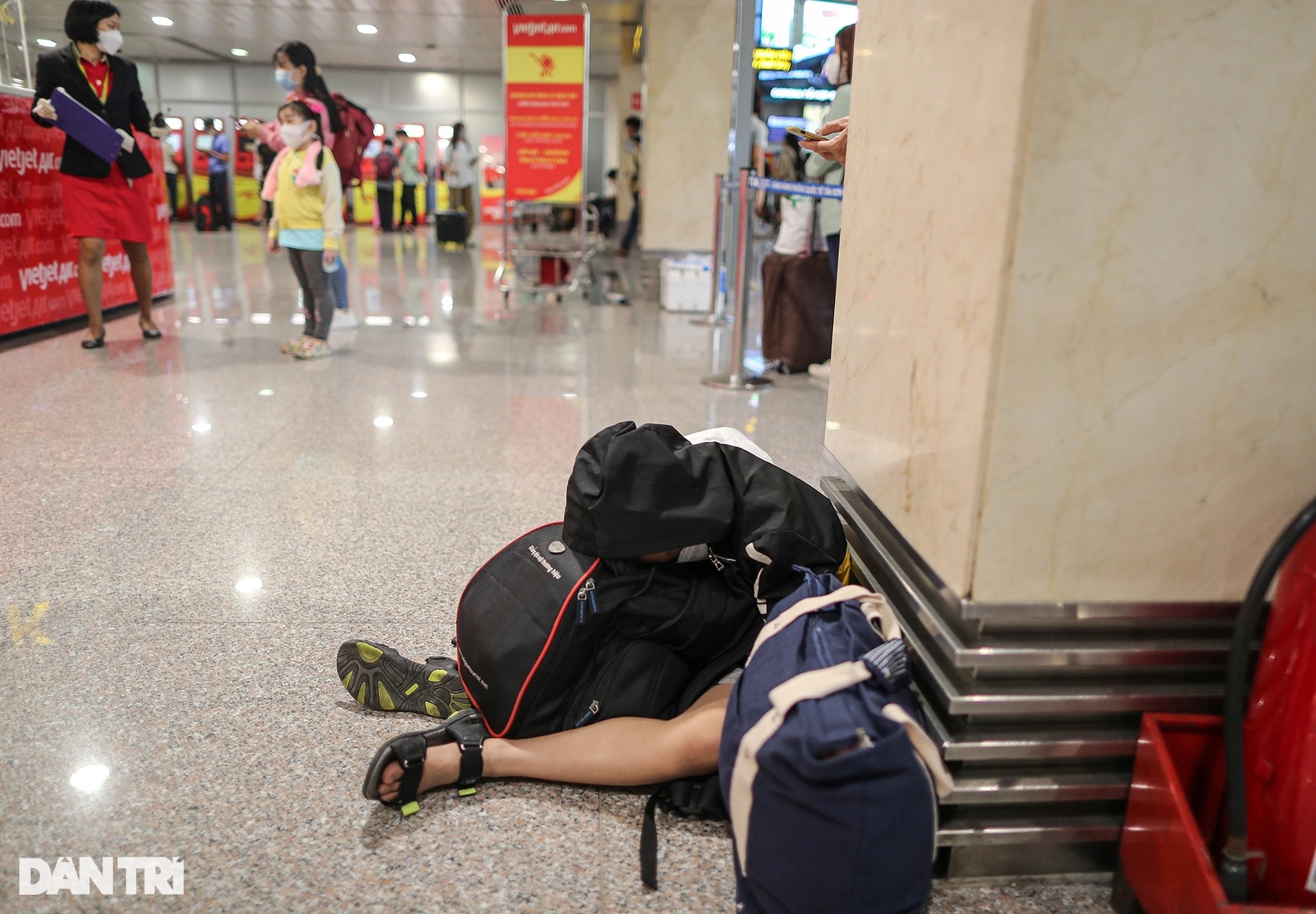 Sân bay Tân Sơn Nhất chật kín người, hành khách vật vờ chờ chuyến bay - 8 Sân bay Tân Sơn Nhất chật kín người, hành khách vật vờ chờ chuyến bay - 8