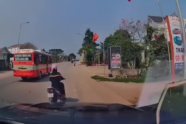 Tài xế xe buýt đánh lái gấp tránh người đi xe máy sang đường ẩu