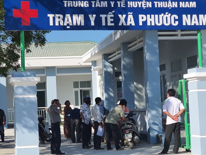 Dân quân bán rau giúp tiểu thương trong khu cách ly - 4 Dân quân bán rau giúp tiểu thương trong khu cách ly - 4