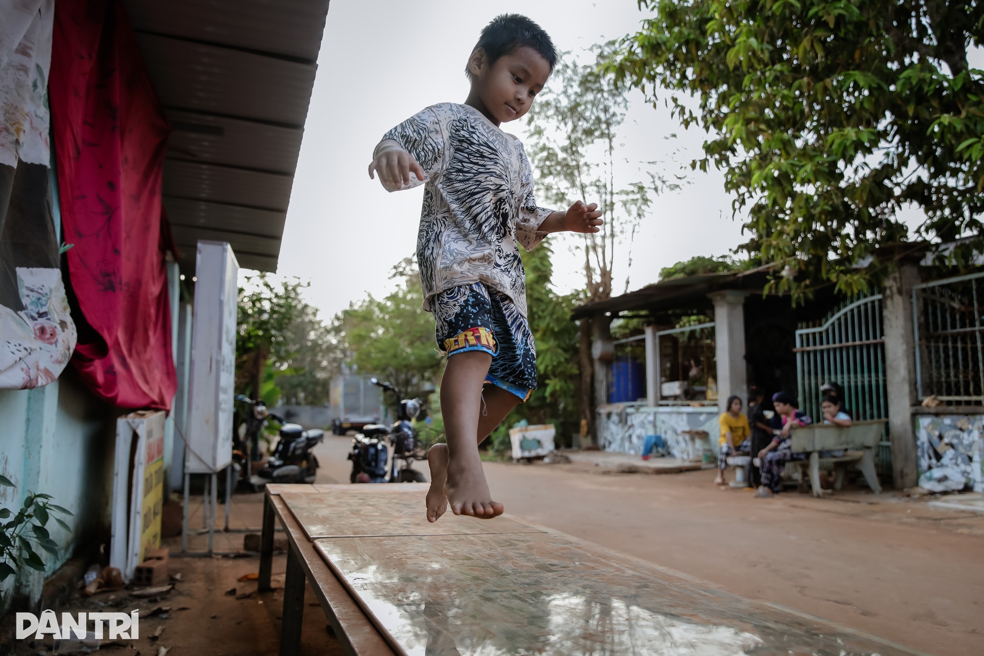 Bụi đỏ phủ kín ngóc ngách nhà dân ven dự án sân bay lớn nhất Việt Nam - 12 Bụi đỏ phủ kín ngóc ngách nhà dân ven dự án sân bay lớn nhất Việt Nam - 12