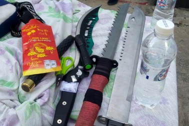 Hai thanh niên mang mã tấu, ma túy đi dạo trong khu "khóa chặt, đông cứng"