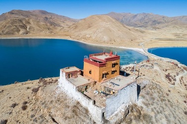 Ngôi chùa bí ẩn nằm giữa hồ Thánh, chỉ có 1 nhà sư ở Tây Tạng