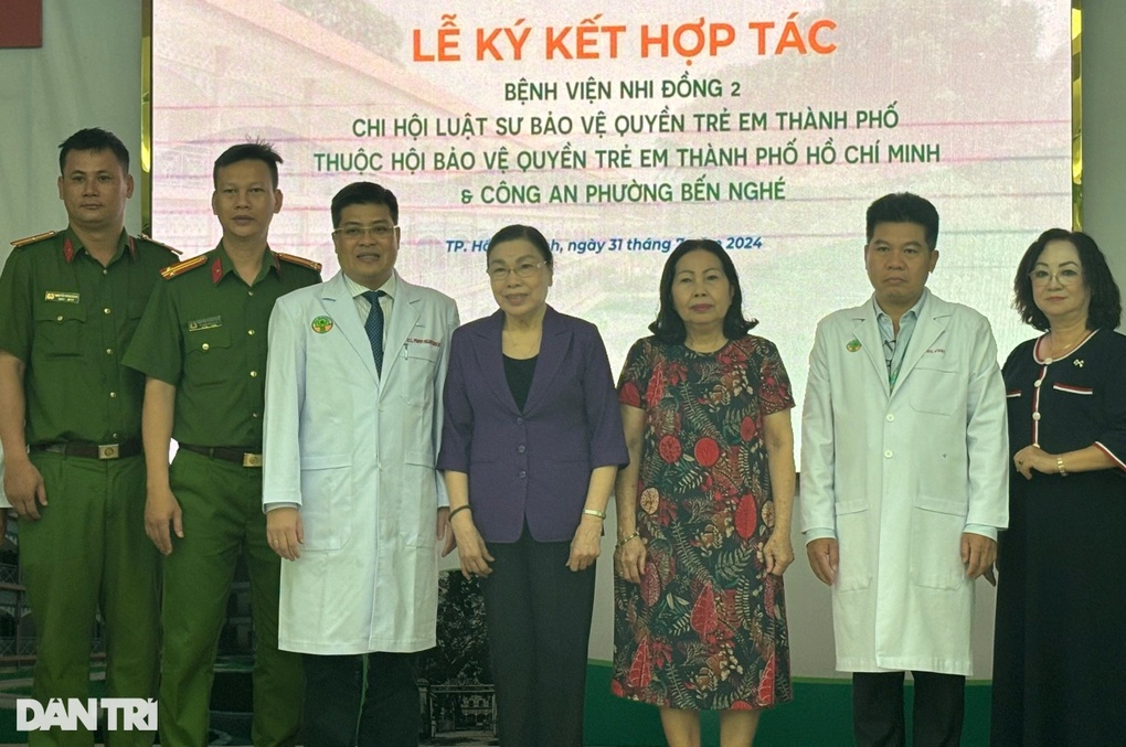 Cuộc gọi khẩn lúc 23h giúp phát hiện bé gái bị mẹ ruột ép bán dâm - 2 Cuộc gọi khẩn lúc 23h giúp phát hiện bé gái bị mẹ ruột ép bán dâm - 2