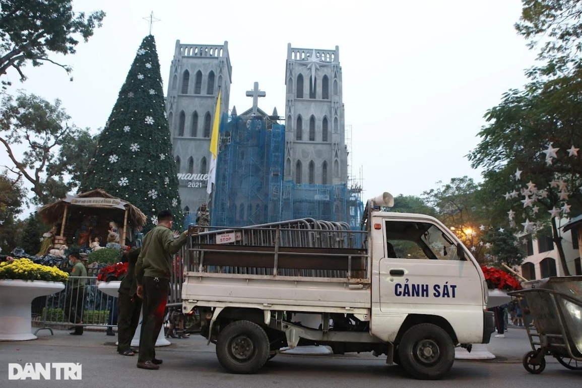 Cận cảnh 10 chốt chặn quanh Nhà thờ Lớn đêm Noel - 1 Cận cảnh 10 chốt chặn quanh Nhà thờ Lớn đêm Noel - 1