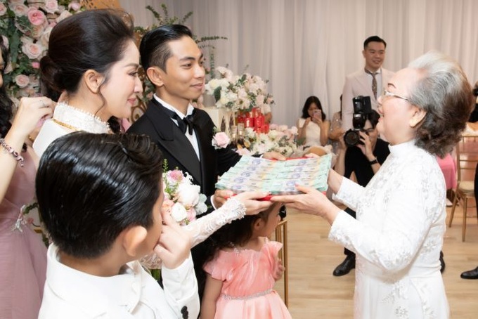 Khánh Thi bật khóc khi bà ngoại Phan Hiển tuyên bố cháu dâu đã có danh phận.