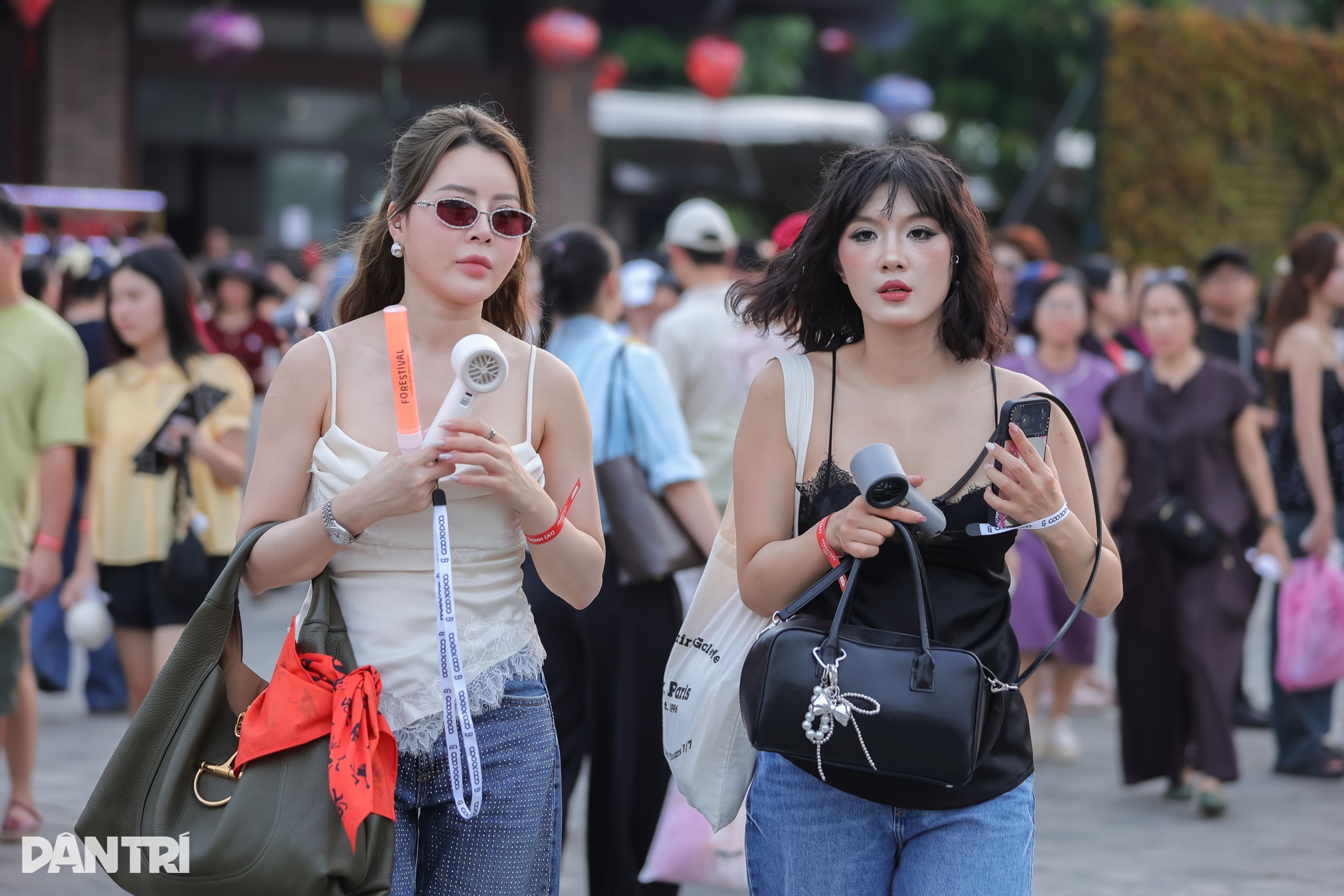 Gen Z biến lễ hội âm nhạc thành sàn diễn thời trang ngoài trời - 11