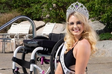 Cô gái ngồi xe lăn giành giải Á hậu và câu chuyện xúc động ẩn chứa sau đó