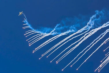 "Hổ mang chúa" SU-30MK2 bắn gần 200 quả đạn nhiễu rực sáng bầu trời TPHCM