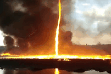 "Lốc xoáy lửa" bốc cao gần 15 m trong vụ cháy nhà máy tại Anh