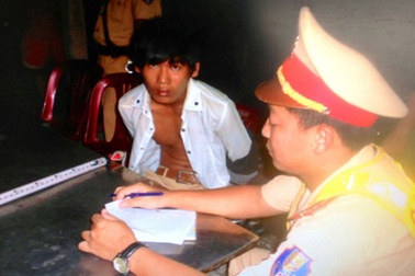 Bắt một CSGT dỏm