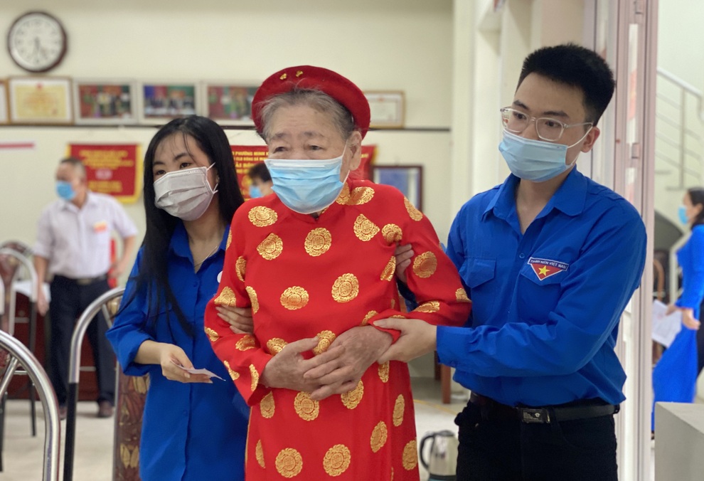 Thanh niên Thủ đô hăng hái ra quân hỗ trợ các điểm bầu cử - 12 Thanh niên Thủ đô hăng hái ra quân hỗ trợ các điểm bầu cử - 12