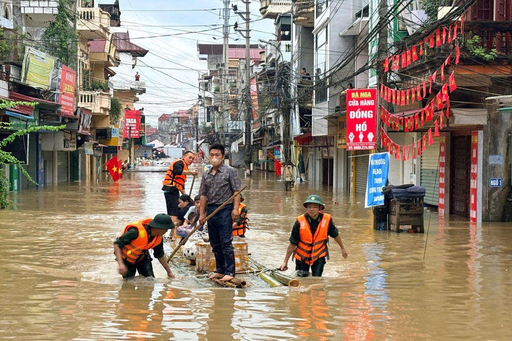 Bộ đội Biên phòng Lạng Sơn giúp người dân chạy lũ - 2 Bộ đội Biên phòng Lạng Sơn giúp người dân chạy lũ - 2