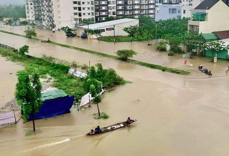 Nước lũ bắt đầu bủa vây những điểm cao nhất TP Huế - 20 Nước lũ bắt đầu bủa vây những điểm cao nhất TP Huế - 20