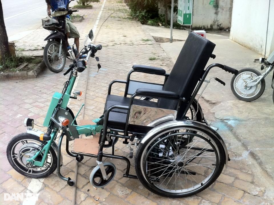 Chiếc xe lăn đầu kéo theo nguyên lý cổ gà của người đàn ông khuyết tật - 3 Chiếc xe lăn đầu kéo theo nguyên lý cổ gà của người đàn ông khuyết tật - 3