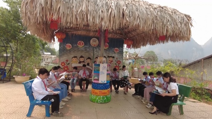 Các em hào hứng nghe cô giáo kể chuyện tại Thư viện thân thiện.