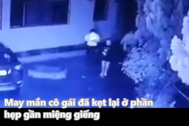 Cô gái ngã lộn cổ xuống giếng vì vừa đi vừa cắm mắt vào điện thoại