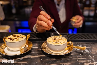Hà Nội: Trải nghiệm cà phê trứng dát vàng 24K khiến khách Tây thích thú