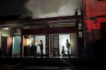 Cháy trụ sở xã trong đêm