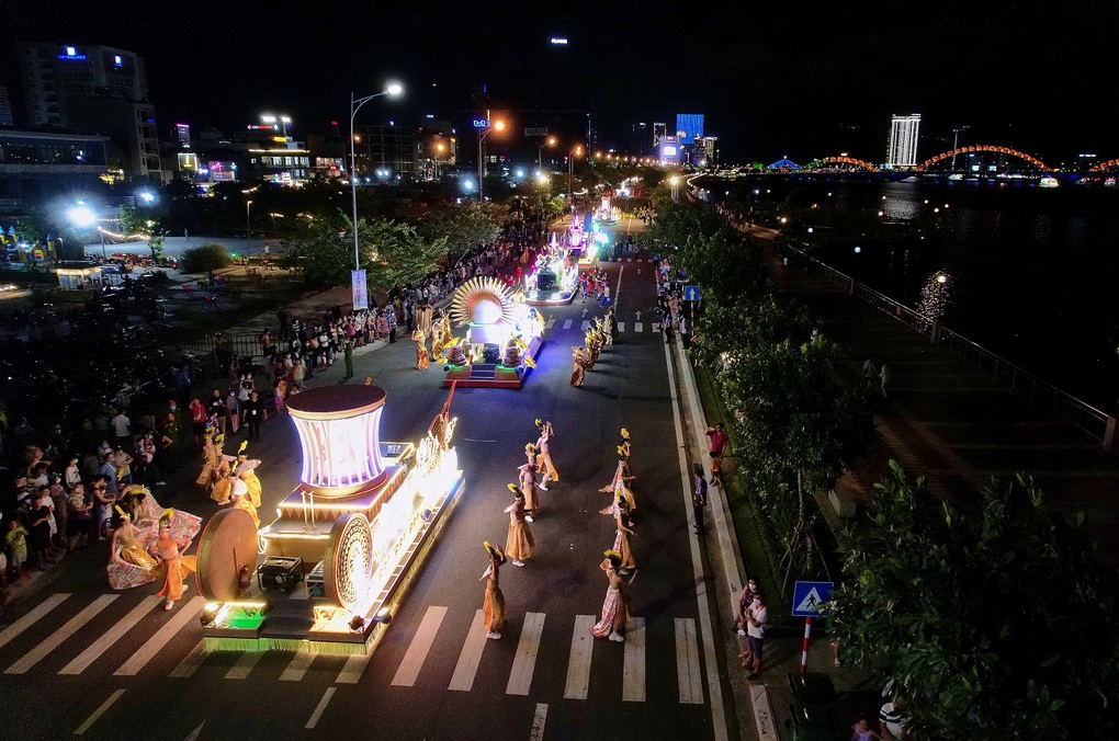 Những vũ công khoe vẻ gợi cảm trong lễ hội Carnival Đà Nẵng - 10 Những vũ công khoe vẻ gợi cảm trong lễ hội Carnival Đà Nẵng - 10