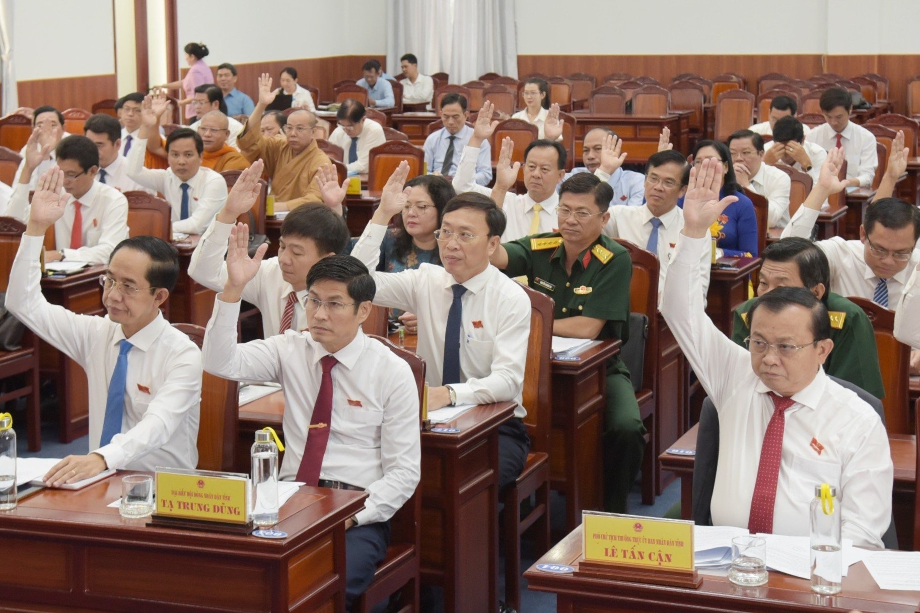 پروفیسر بیک لیو میں کام پر واپس آئے اور فوری طور پر 500 ملین VND امداد میں وصول کیا - 1 Giáo sư về Bạc Liêu làm việc nhận ngay hỗ trợ 500 triệu đồng - 1