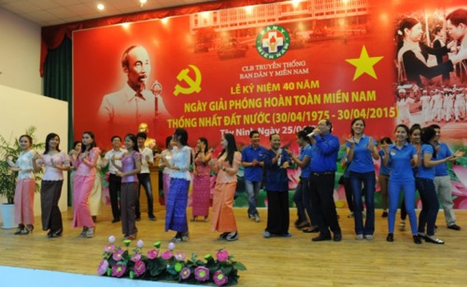 Giao lưu văn nghệ với các y, bác sĩ trẻ và thanh niên Campuchia.