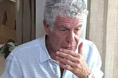 Mẹ Anthony Bourdain sốc khi thấy con tự vẫn