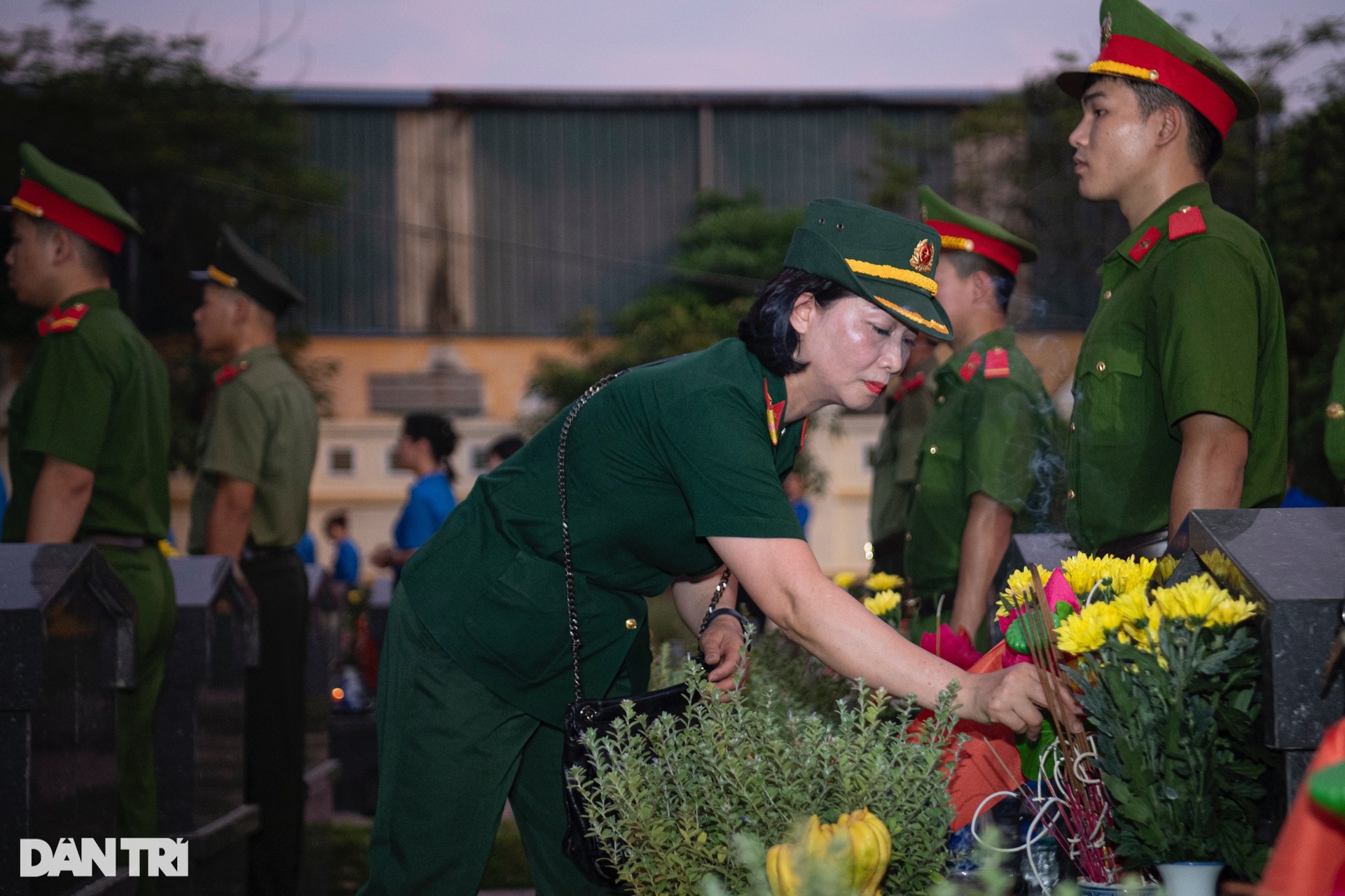 Bộ trưởng Quốc phòng Phan Văn Giang tri ân các anh hùng liệt sĩ tại Hà Nội - 7 Bộ trưởng Quốc phòng Phan Văn Giang tri ân các anh hùng liệt sĩ tại Hà Nội - 7