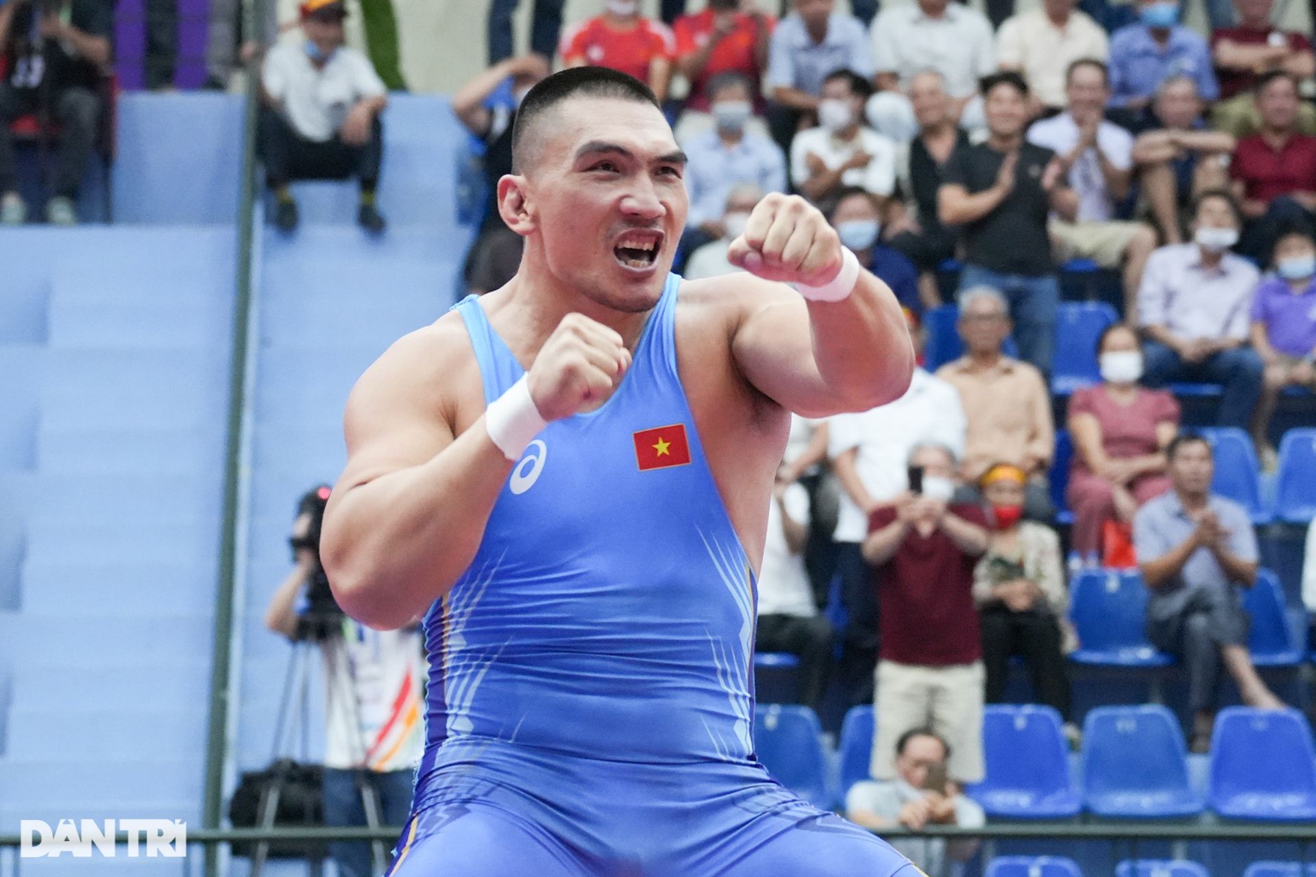Màn ăn mừng ấn tượng của gã khổng lồ Hà Văn Hiếu giành HCV môn đấu vật - 4 Màn ăn mừng ấn tượng của gã khổng lồ Hà Văn Hiếu giành HCV môn đấu vật - 4