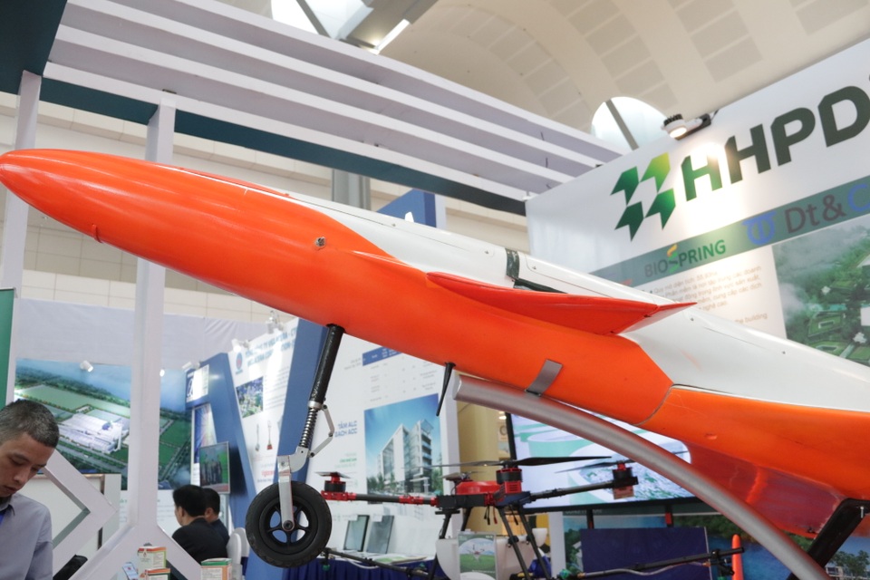 Cận cảnh siêu máy bay không người lái đạt tốc độ 300km/h - 6 Cận cảnh siêu máy bay không người lái đạt tốc độ 300km/h - 6