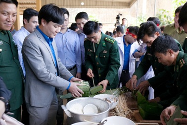 Tết đến sớm với đồng bào biên giới xứ Nghệ