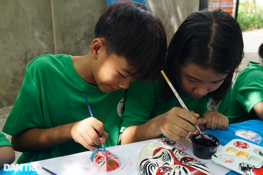 Học sinh trải nghiệm vẽ mặt nạ hát bội Bình Định