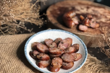 Chán lạp xưởng ngoài bắc, chị em lùng mua lạp xưởng ướp rượu áp xanh